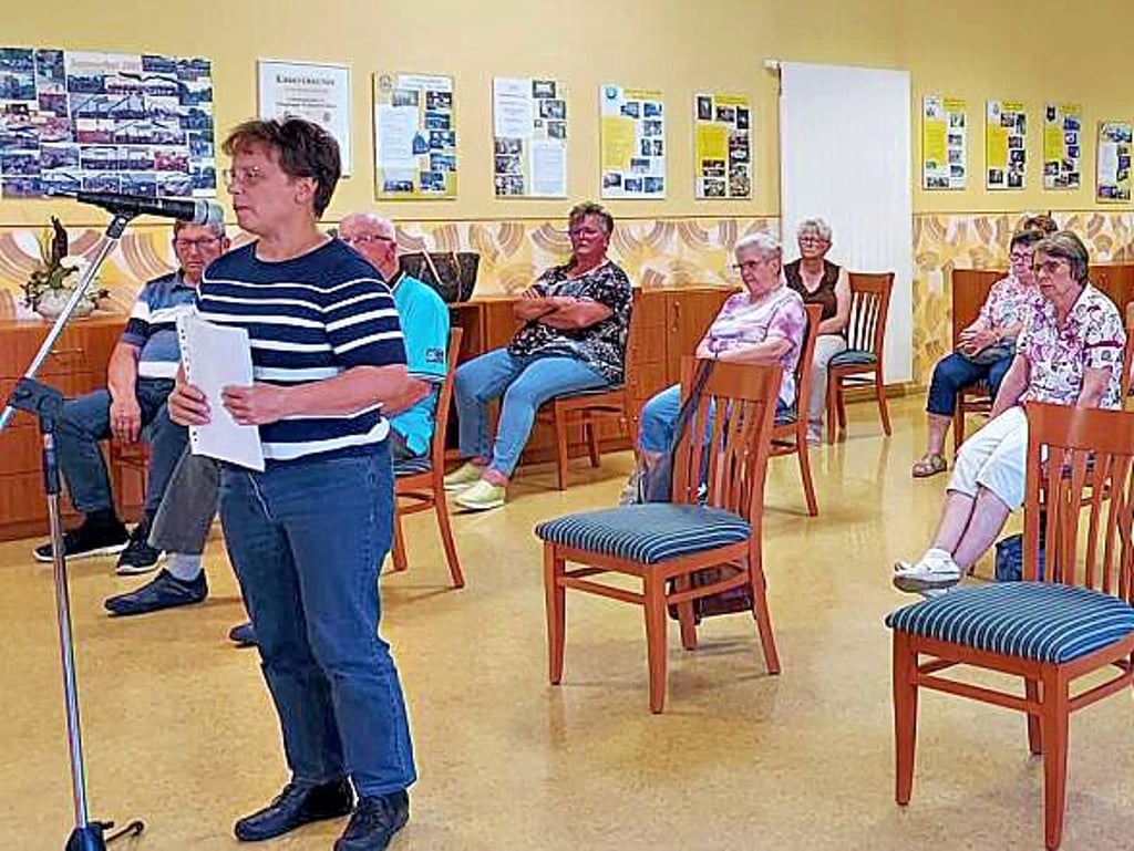 Anke Viehl übergab im Namen vieler Anwohner aus Görzig die Unterschriften gegen den Teilabriss des Gebäudes der Grundschule.