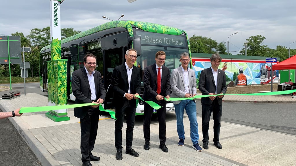 Natürlich war das Band grün, das durchschnitten wurde und ein neues Zeitalter im halleschen Busverkehr einläutete.
