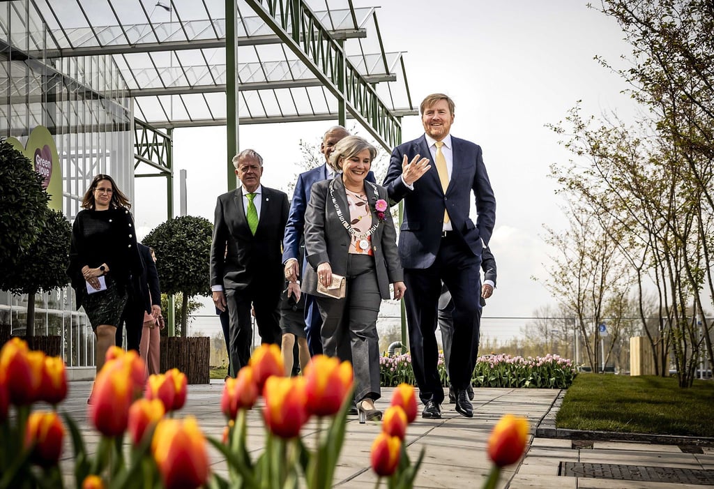 Willem-Alexander (r), König der Niederlande, bei der Eröffnung der Werltgartenbauausstellung Floriade Expo 2022 im April.
