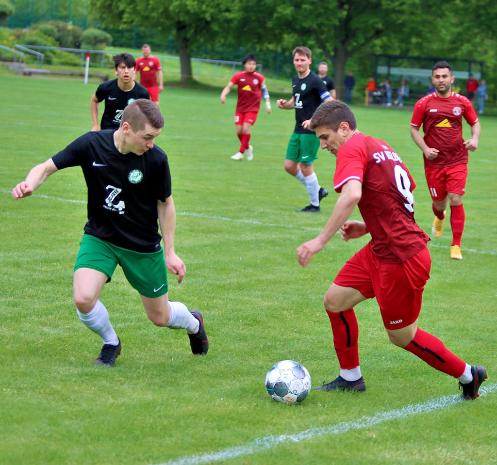 Am Ende reichte es nicht: Der SV Kelbra (rot) steigt aus der Verbandsliga in die Landesliga ab.