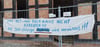 Unbekannte hatten nach Bekanntwerden der Abrissgenehmigung für  das Back- und Bethaus ein Plakat am Zaun angebracht.