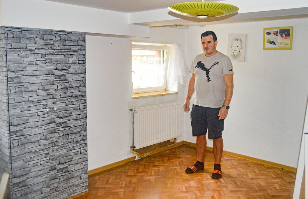 Zoltan Jenovai in seinem Keller, der wegen eines Rohrbruchs am vergangenen Wochenende komplett unter Wasser stand und leer geräumt werden musste.