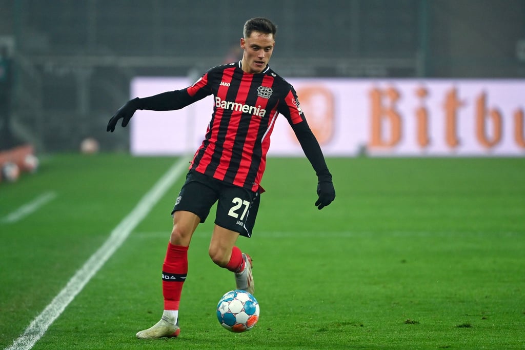 Hat seinen Vertrag bei Bayer Leverkusen vorzeitig um vier Jahre verlängert: Florian Wirtz am Ball.