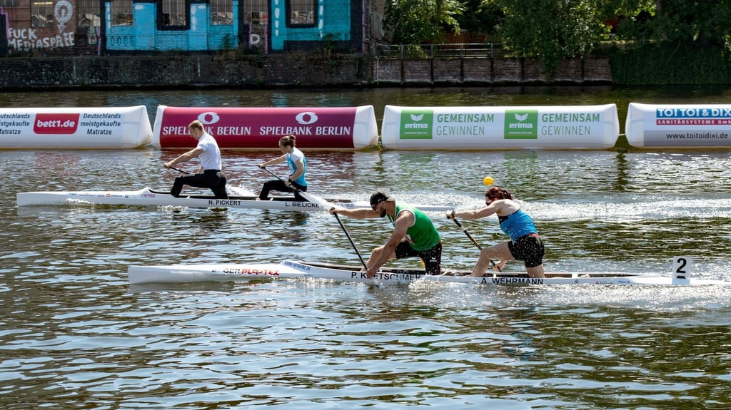 Lina Bielicke und Nico Pickert (oben) im Canadier-Finallauf gegen Annette Wehrmann und Peter Kretschmer.