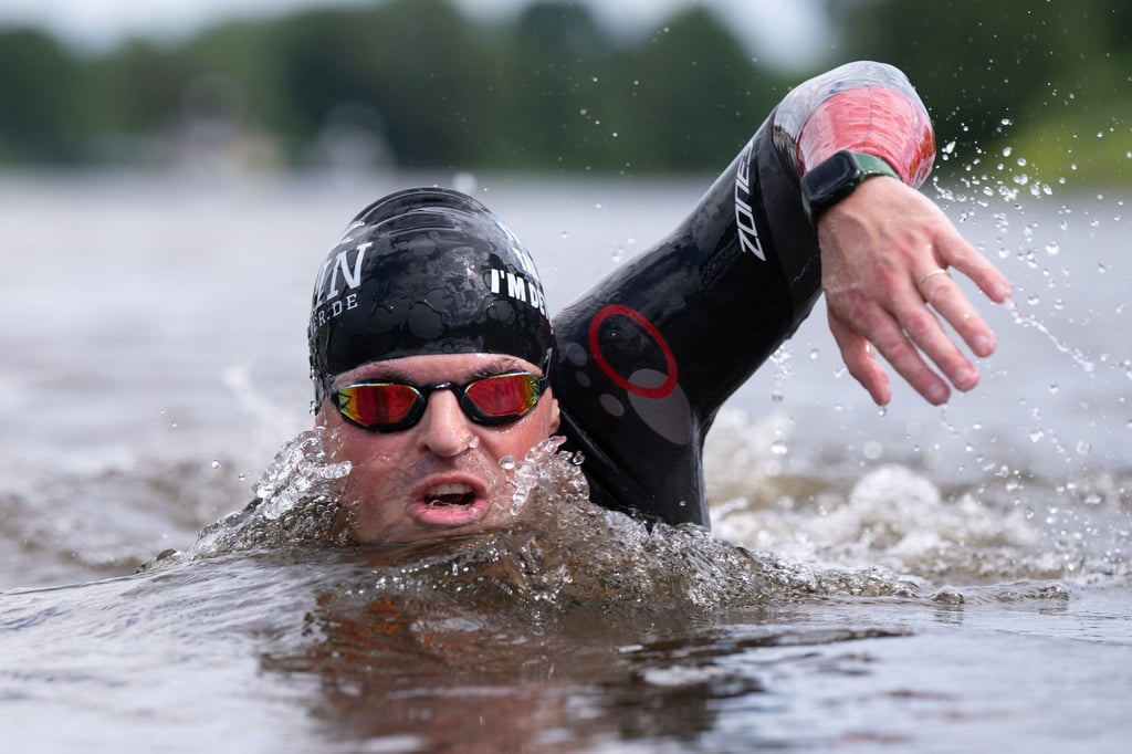 Joseph Heß will dieser Tage den Rhein von der Quelle bis zur Mündung durchschwimmen.