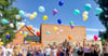 Zum Beginn des Festes lassen die Kinder Luftballons in den Himmel steigen, an denen Friedenstauben befestigt sind. Sie sollen die Freude darüber zum Ausdruck bringen, in Frieden feiern zu können, und die Hoffnung, dass das auch Kinder in anderen Ländern (wieder) tun können.