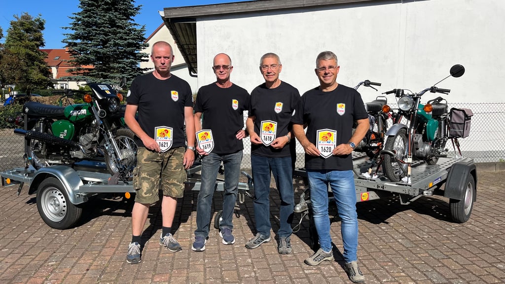 Die Simsons sind fest verzurrt, die Koffer sind gepackt. Am 22. Juni um 21 Uhr starteten die Tangermünder Simsonfreunde Andreas Richter (von links), Burkhard Delakowitz, Siegfried Dalek und Bernd Rekittke mit zwei Autos und den Anhängern in Richtung Österreich.