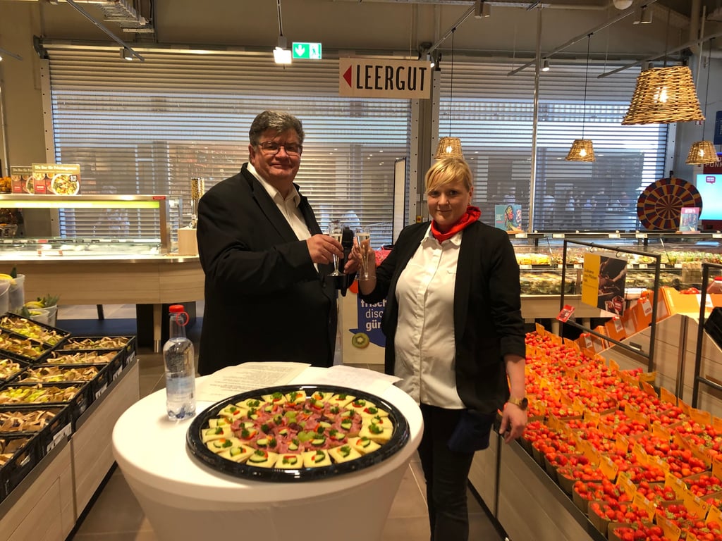 Rewe-Gebietsmanager Stefan Bachmann stieß mit der neuen Marktleiterin Katja Steindorf-Hohenhausen auf die Neueröffnung an.