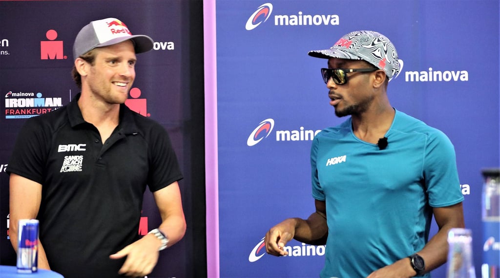 Patrik Nilsson (l.), Profi-Athlet und Gewinner der 2021 Mainova IRONMAN European Championship Frankfurt und Sam Holness, Altersklassen-Athlet mit Autismus bei einer Pressekonferenz der Ironman-EM in Frankfurt/Main.