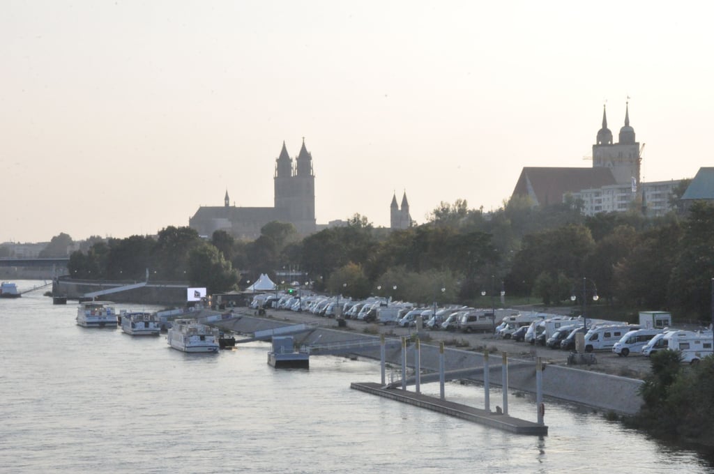 Die Elbe in Magdeburg mit Blick auf den Petriförder mit Dom, Kloster Unser Lieben Frauen und Johanniskirche. Um Sagen und Architektur geht es am 26. Juni 2022 bei einer Führung.