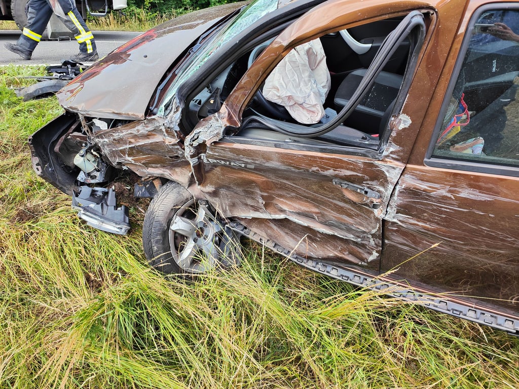 Die beiden Insassen des Autos wurden leicht verletzt.