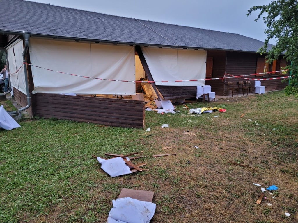 Trümmer liegen hinter der Grillhütte im südhessischen Riedstadt, wo acht Menschen teils schwer verletzt wurden.
