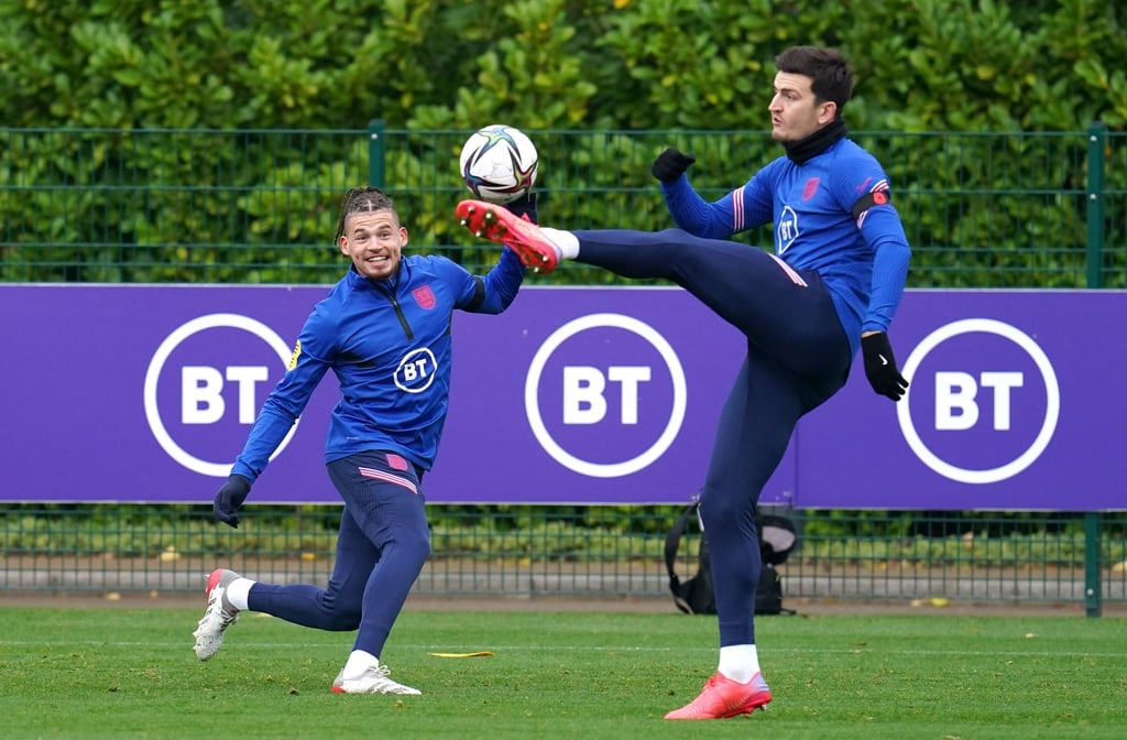 Kalvin Phillips (l) beim Training der englischen Nationalmannschaft.