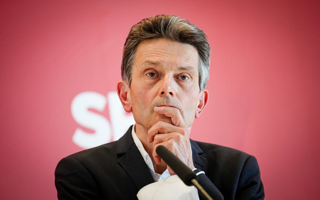 Bringt Sonderzahlungen an Arbeitnehmer zur Existenzsicherung ins Spiel: Rolf Mützenich.