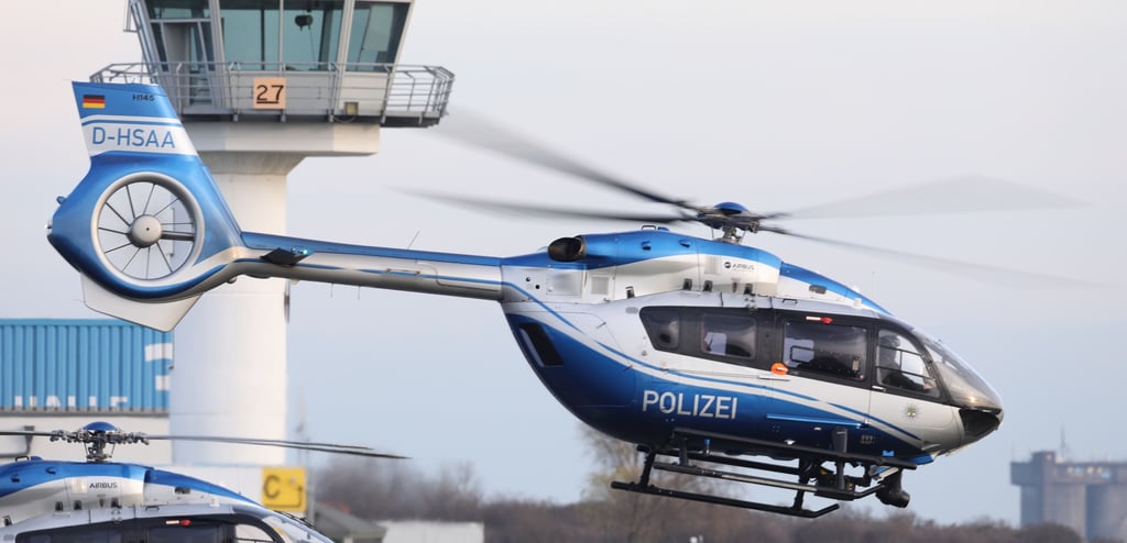 Ein Hubschrauber der Polizei auf dem Flugplatz Magdeburg.