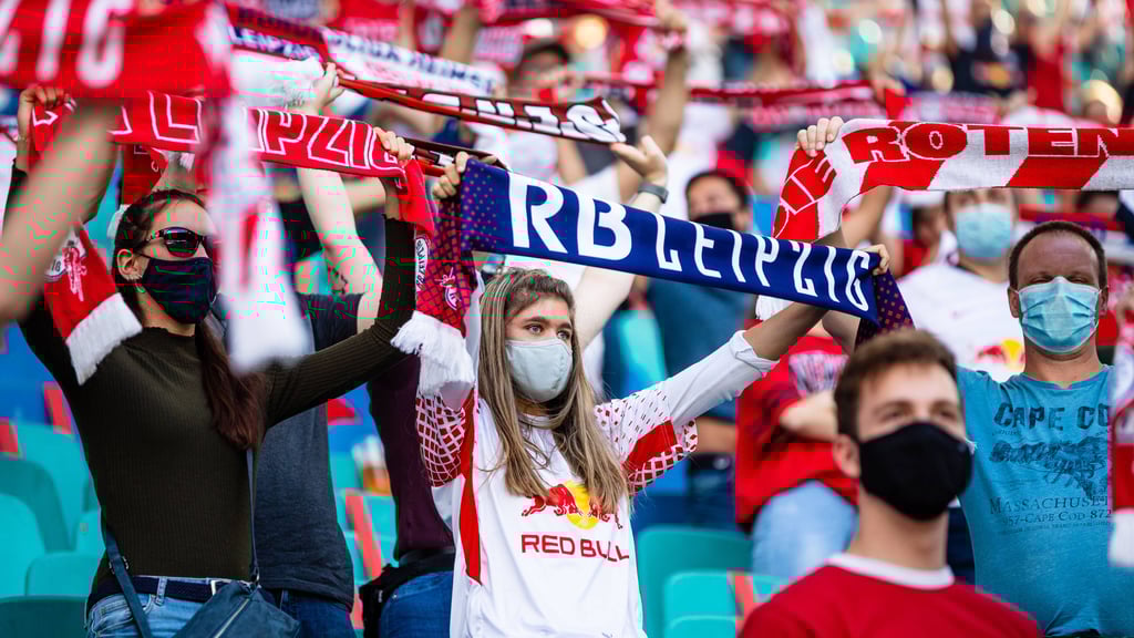 Fans mit Maske bei einem Heimspiel von RB Leipzig.