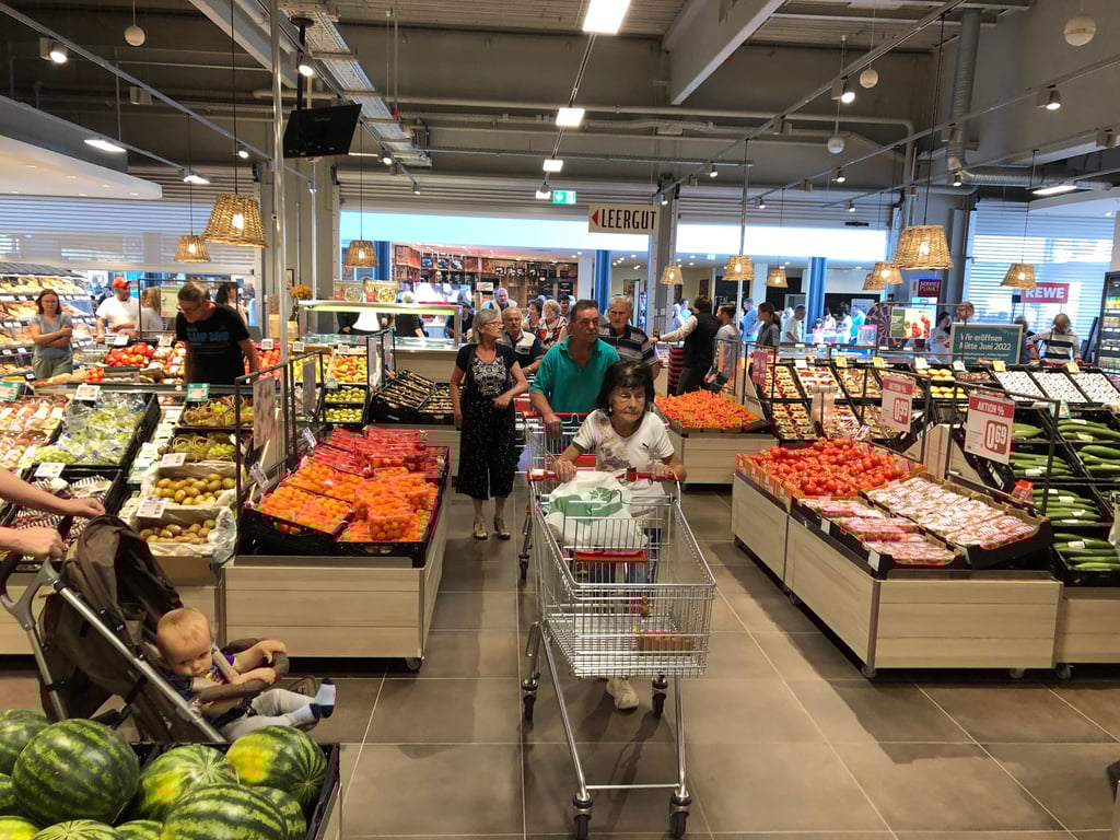 Viele neugierige Kunden kamen am Mittwoch zur Eröffnung in den neuen Rewe-Markt imLeißliner EKZ „Schöne Aussicht.“