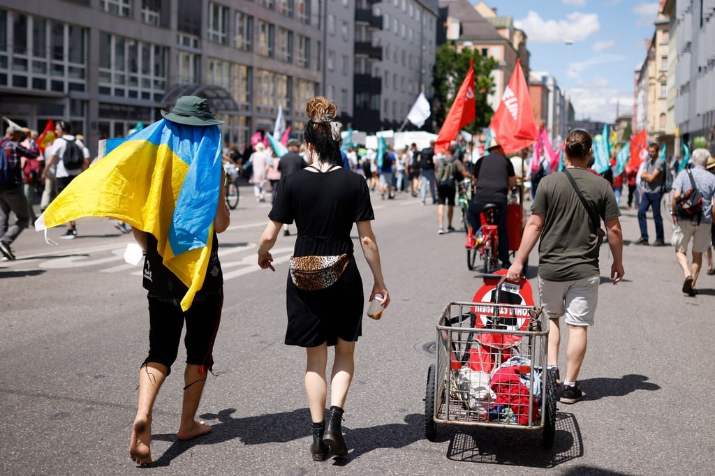 Teilnehmende einer Demonstration der G7-Kritiker für einen besseren Klima- und Artenschutz und gegen Hunger und Armut in München.