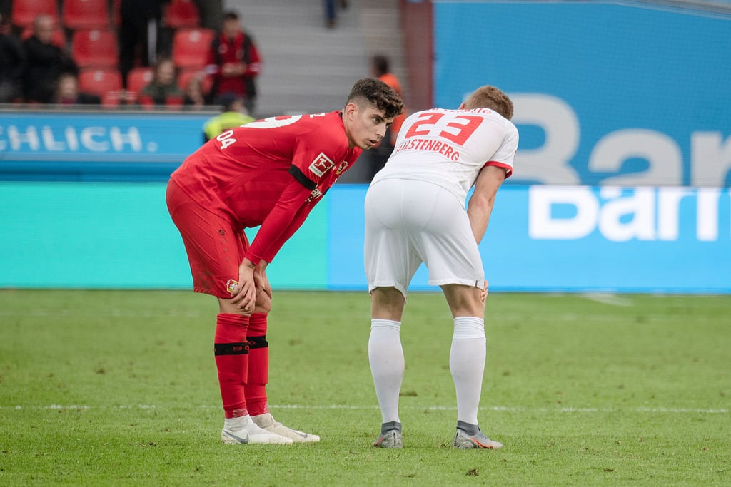 Siehst du das auch so? Kai Havertz und Leipzigs Marcel Halstenberg (r.) im Gespräch