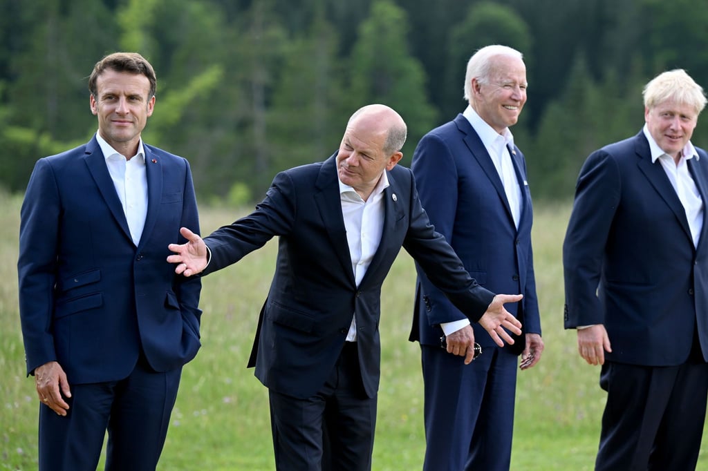 Die Staatschefs stellen sich für das Gruppenfoto während des G7-Gipfels auf Schloss Elmau auf.