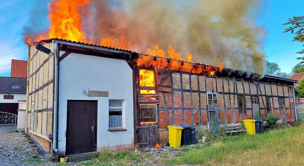 Als die ersten Kräfte von Polizei und Feuerwehren vor Ort in Ströbeck eintrafen, stand die Scheune bereits lichterloh in Flammen. Die Scheune brannte komplett aus. Der Schaden wird auf rund 30.000 Euro geschätzt.