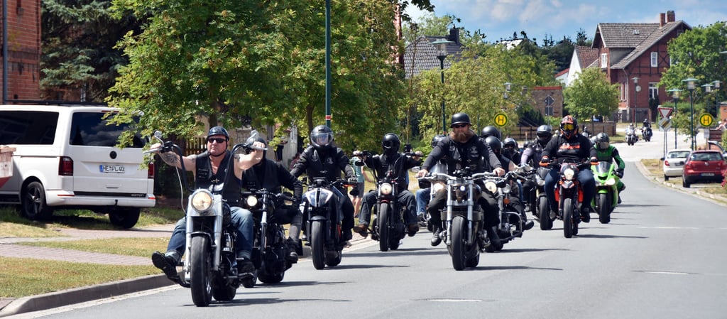 Nach zwei Jahren coronabedingter Zwangspause kurven Motorradfreunde auf Einladung des Flechtinger Motorradclubs bei der Ausfahrt vom Sportplatz in Hörsingen durch die Region. Nach der etwa 70 Kilometer langen Tour wollen die Biker mit ihren Freunden bis in die Nacht hinein eine Party feiern.