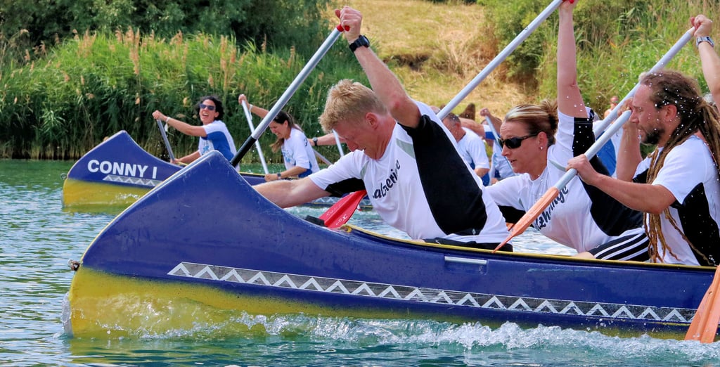 Bürgermeister Torsten Reinharz sitzt hier im Bürgermeisterboot an der Spitze, als es gegen eine Auswahl des größten Barbyer Unternehmens geht. Ganz knapp verlief das Rennen. Etwas mehr als eine Minute mussten sich bei Teams konzentrieren und vor allem schnell paddeln.