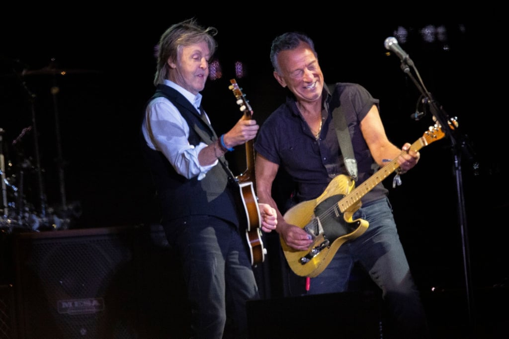 Zwei Legenden auf der Bühne: Paul McCartney (l) und Bruce Springsteen.