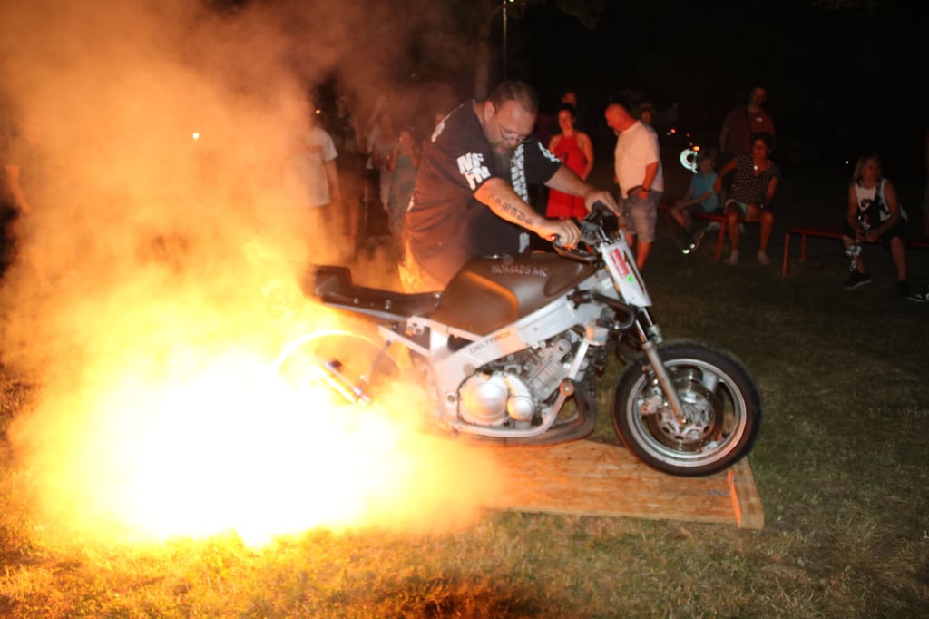 Burnout, brennende Reifen, des Nomades Motorclubs auf der Kantorwiese.