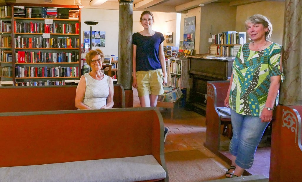 Karin Kremer, Clara Griehl und Gudrun Meilick (von links) freuen sich sehr auf den Abend mit dem Autor und Kabarettisten Bernd-Lutz Lange am 10. Juli in der Bücherkirche Axien.