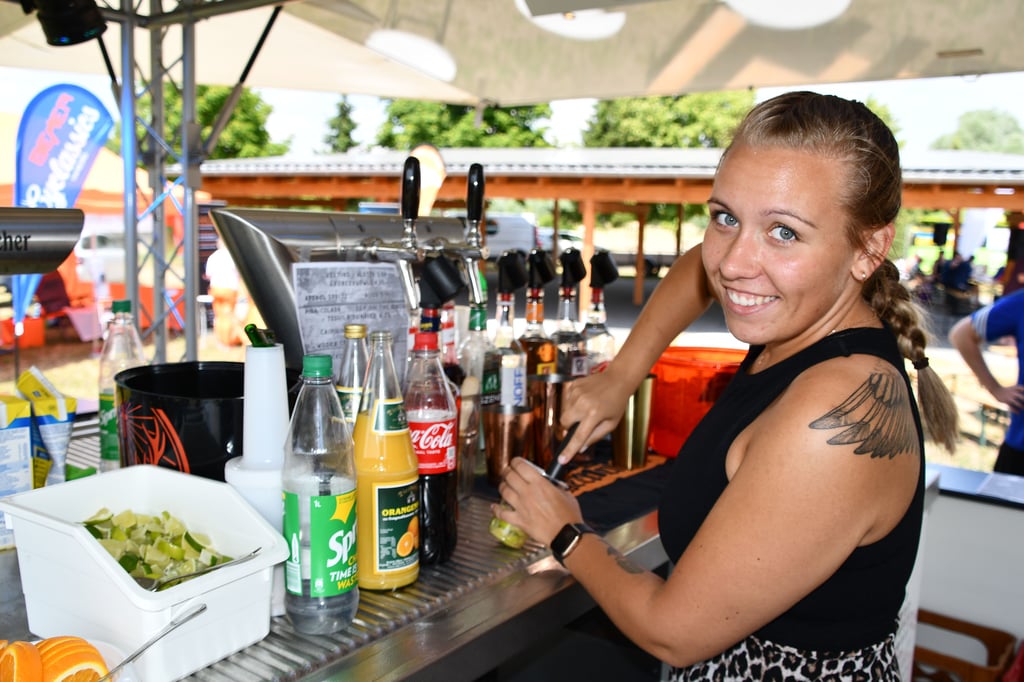 Einsgekühlte Cocktails waren am Sonnabend im Erlebnisbad Zienau der Renner, gemixt von Ann Christin Wiechmann.