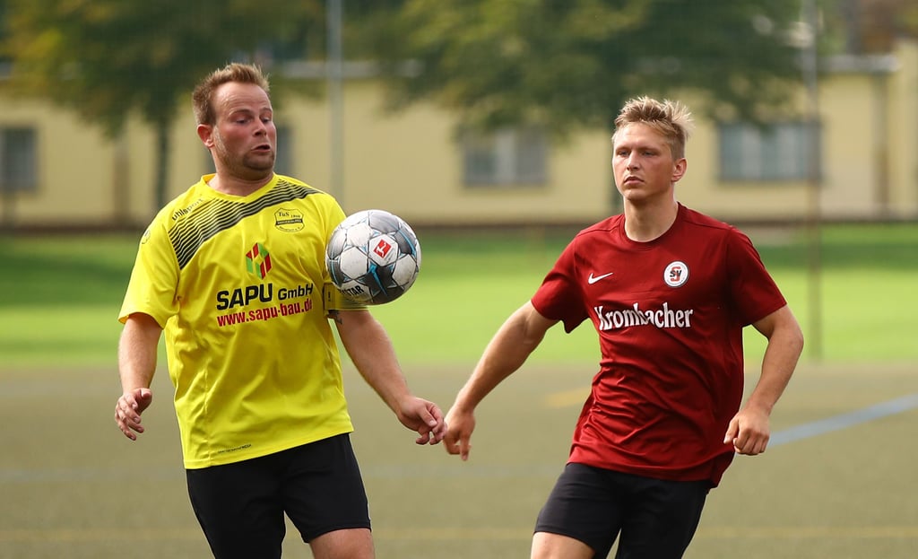 Patrick Oeding (l.) – hier im Duell mit Seilerwiesens Hannes Bader – läuft künftig für die erste Mannschaft des TuS 1860 auf.
