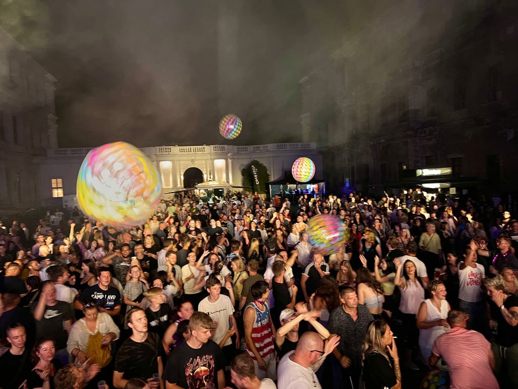 Ausgelassene Stimmung bei der Open-Air-Disko am Samstag auf dem Weißenfelser Schlosshof: Über 600 Besucher tanzten bis in die frühen Morgenstunden.