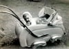 Ein Familienfoto einer MZ-Leserin aus dem Jahr 1960 zeigt einen  Kinderwagen, der damals ein schickes Modell war, natürlich von Zekiwa. Was vorn am Wagen auch zu lesen war.  
