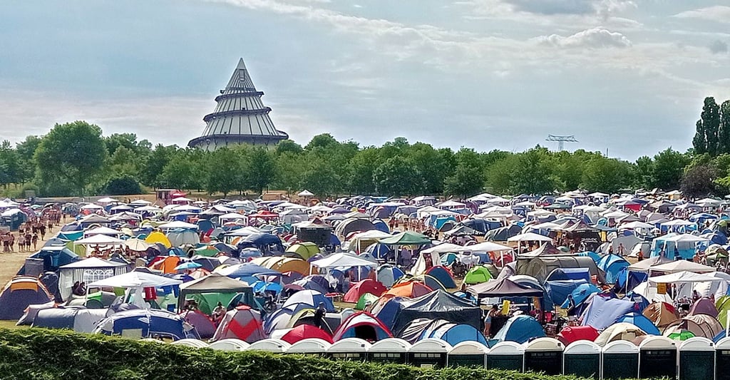 Blick auf die Zeltstadt im Elbauenpark, dahinter der Jahrtausendturm. Das Love Music Festival zog Tausende Besucher an. Bei der Polizei gibt es erste Diebstahlsmeldungen.