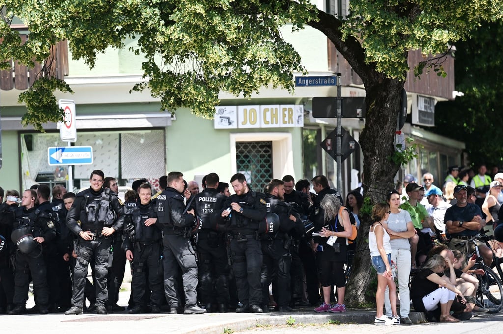 Polizisten suchen bei der Kundgebung vor der Demonstration des Bündnisses „Stop G7 Elmau“ Schatten unter einem Baum.