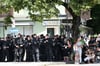 Polizisten suchen bei der Kundgebung vor der Demonstration des Bündnisses „Stop G7 Elmau“ Schatten unter einem Baum.