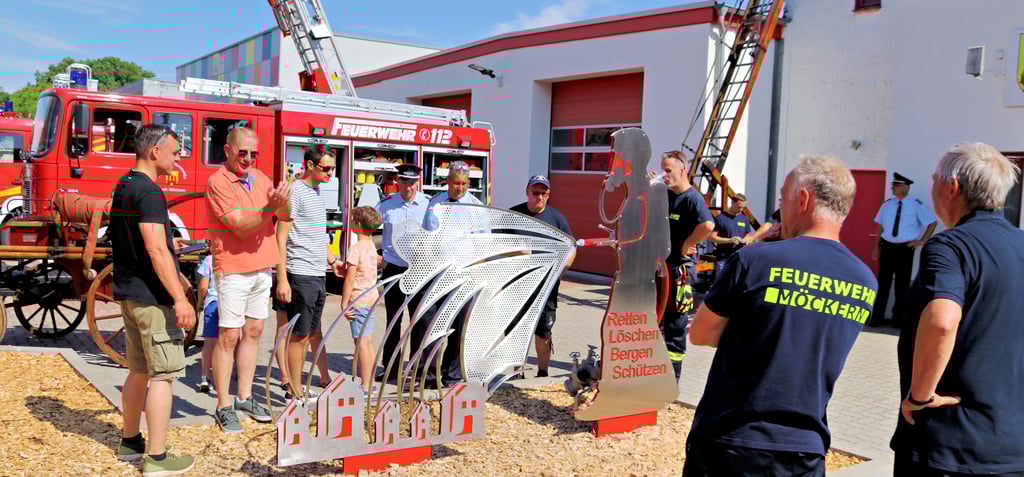 Zum Jubiläum wurd ein Denkmal zu Ehren der Freiwilligen Feuerwehr Möckern vor dem Gerätehaus enthüllt.
