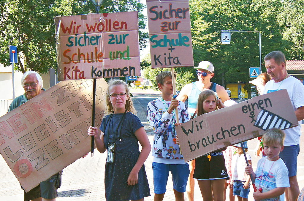Vor dem Rathaus haben sich auch Kinder Aufmerksamkeit verschafft. Sie sorgen sich um einen sicheren Schulweg.