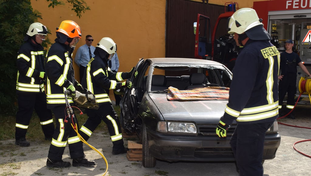 Leitzkauer Feuerwehrleute führten eine technische Hilfeleistung vor. Sie zeigten dem Publikum, wie der verunfallte Pkw stabilisiert wird, damit der eingeklemmte Mitfahrer nicht noch schwerer verletzt werden kann, wie sich eine Autoscheibe schnell und trotzdem fast ohne Splitter herausnehmen lässt und welche Kraft im Hydraulikspreizer steckt.