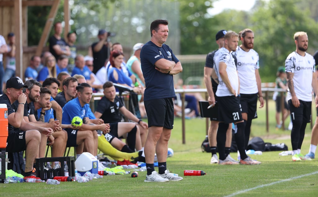 FCM-Trainer Christian Titz mit ernstem Blick beim Testspiel gegen Viktoria Berlin. Besonders die etlichen Ausfälle in der Offensive bereiten ihm Sorgen.