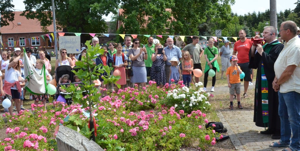 Zum Auftakt der Feierlichkeiten wurde an der Friedenskoppel eine Eiche gepflanzt. Pfarrer Hartwig Janus spielte anschließend passend dazu auf seiner Trompete den Oldie „Alt wie ein Baum" von den Puhdys.