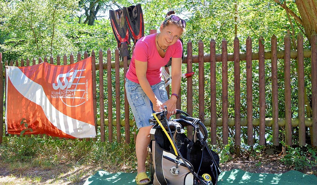 Jessika Philippi bereitet ihre Tauchausrüstung vor. Bei rund 1200 absolvierten Tauchgängen sitzt jeder Handgriff routiniert.