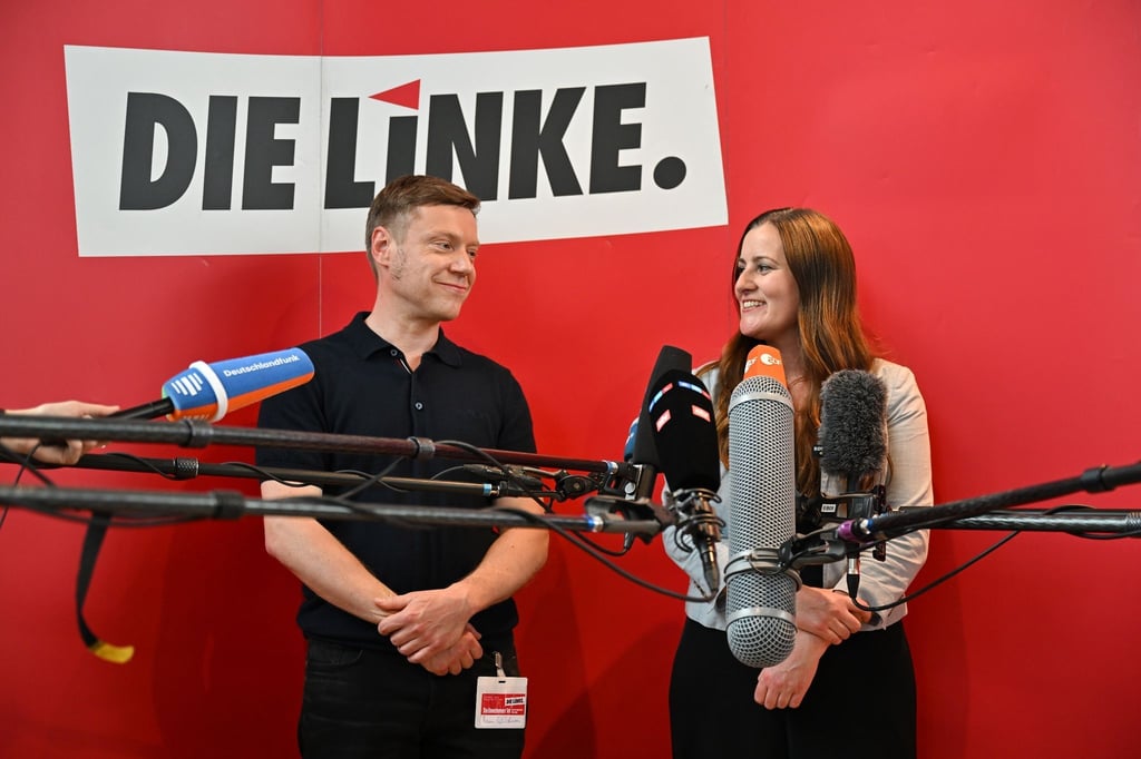 Martin Schirdewan und Janine Wissler stehen nach der Wahl als Parteivorsitzende bei einem Pressestatement nebeneinander.