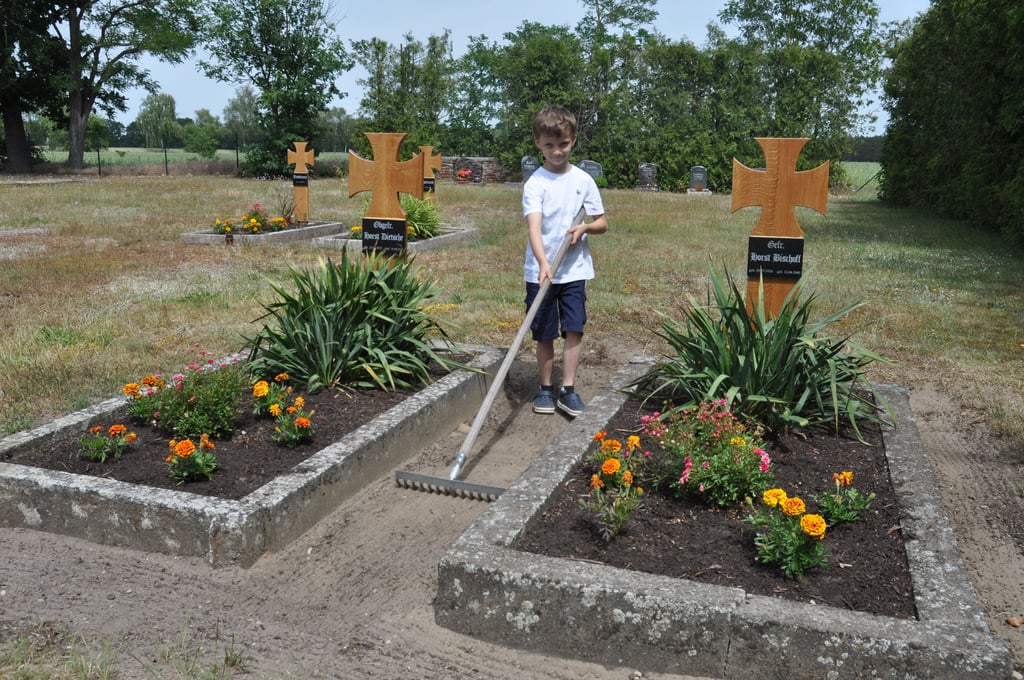 Der siebenjährige Johannes Iser ließ nicht locker. Gemeinsam mit seinen Eltern sorgte er dafür, dass die vier Soldatengräber auf dem Sachauer Friedhof wieder ein ahnsehnliches Aussehen bekommen.