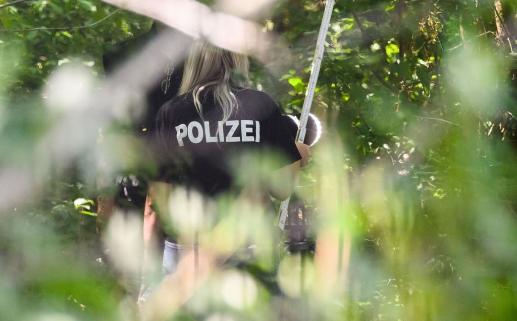 Eine Mitarbeiterin der Spurensicherung der Polizei Salzgitter steht an einem Tatort.