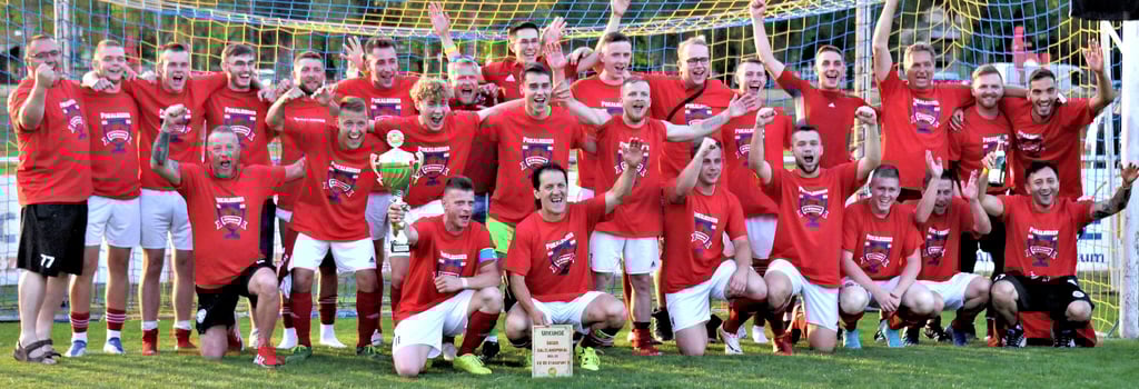 Mission Titelverteidigung erfolgreich erfüllt: Die Kicker des SV 09 Staßfurt II bejubelten nach dem Sieg im Finale ausgiebig den Pokal. Die Pokalsieger-Shirts durften dabei natürlich nicht fehlen.