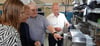 Linde Hydraulics-Werksleiter Ralf Körner  (r.) im Gespräch mit seinem Kollegen Heiko Reckziegel (2.v.l.) sowie Magnus Stegmann, Leiter Products & Markets am Hauptsitz in Aschaffenburg, und dessen Mitarbeiterin Linda Geis.