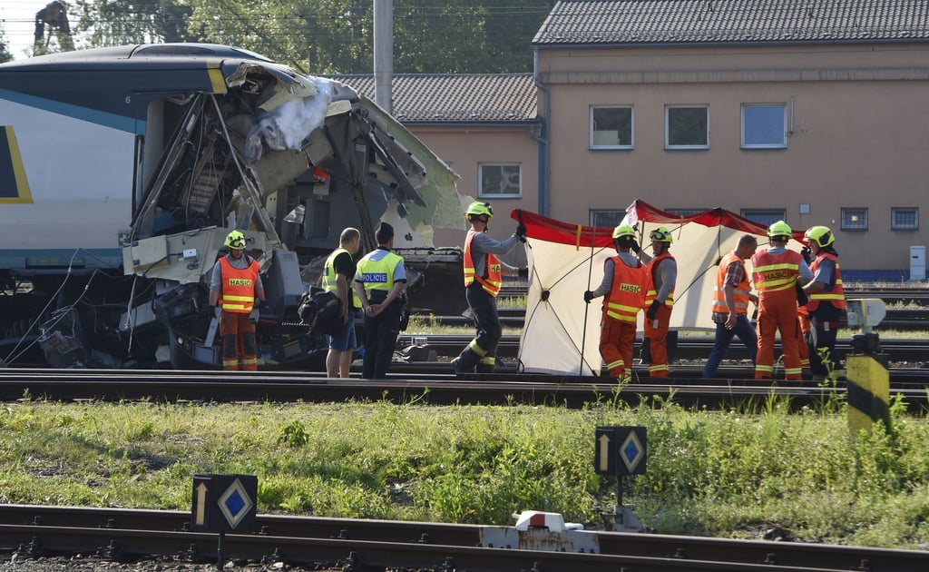 Einsatzkräfte stehen neben einem beschädigten Pendolino-Schnellzug. Im tschechischen Grenzbahnhof Bohumin ist es zu einem tödlichen Zugunfall gekommen.