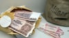 DDR-Banknoten in einem Schaukasten im Zeitgeschichtlichen Forum. Die Scheine gehören zu 376 Tonnen Papiergeld, die nicht im Umlauf waren und nach der Währungsunion in einer Höhle verrotten sollten.